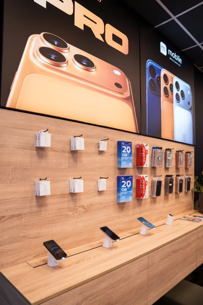 Zubehör-Produktwand bei Mobile Exclusive Nürnberg