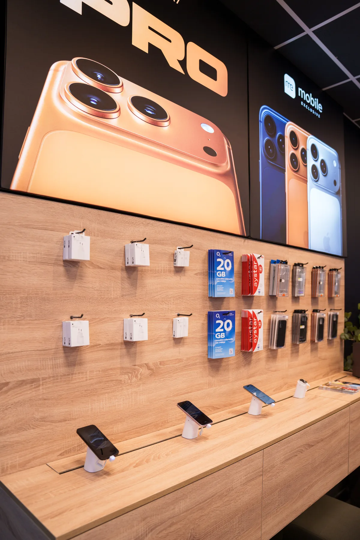 Zubehör-Produktwand bei Mobile Exclusive Nürnberg